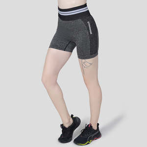 Shorts-jupes de sport noirs sans coutures – Style pantalon confortable pour l'exercice - Product Image 1