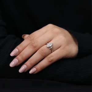 Anillo de Compromiso con Diamante Cultivado en Laboratorio de Estilo Vintage, 1.50 Quilates, Claridad VS1, Opciones de Plata de Ley 925/Oro Sólido, Diseño Artesanal - Product Image 3