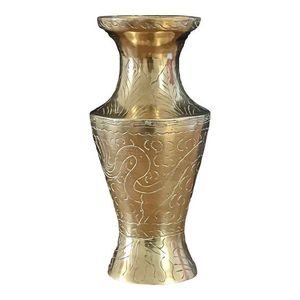 Vase à fleurs royal moderne avec motif abstrait Décoration de Noël en laiton de luxe pour sol de table Design accrocheur en vente - Product Image 3