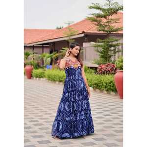 Navratri Special Gamathi Work Gown avec Full Flair Real Mirror Work Style de vêtements indiens pakistanais en cours de lancement! - Product Image 1