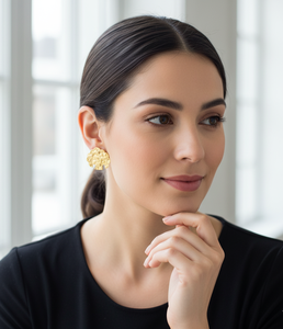 Pendientes de Latón Martillado Hechos a Mano |   Pendientes de Botón Ligeros Chapados en Oro |   Joyería Boho Minimalista de Latón, Forma y Acabado Personalizados - Product Image 2