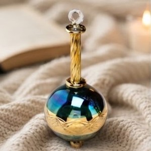 Ornement de Noël en verre artisanal moderne avec finition or 24 carats – Ornement décoratif suspendu irisé pour les fêtes - Product Image 2