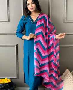Traje de Salwar de puntada de vestido paquistaní indio en tela de rayón con trabajo de bordado Estilos elegantes con giro único para mujeres - Product Image 2