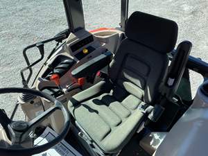 KUBOTA 60HP M6060 TRACTEUR AVEC CHARGEUR AVANT ATTACHÉ - Product Image 2