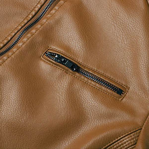 Veste en cuir noire élégante pour homme, personnalisable avec logo, étiquette privée, fermeture éclair, coupe-vent. - Product Image 6