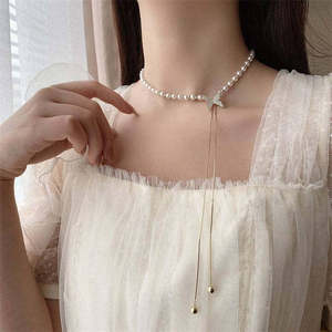 Collier papillon plaqué argent et or avec perles, accessoire de bijouterie élégant - Product Image 2