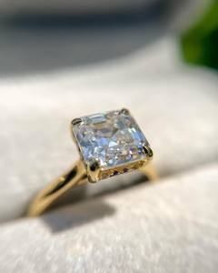 Bague de fiançailles en diamant Moissanite de 8mm taillé Asscher | Serti de griffes solitaire classique | Argent sterling 925 plaqué or 18 carats - Product Image 1