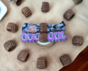 Anneaux de serviette Lotus en bois massif écologiques sur mesure avec un design moderne pour la décoration de fête - Product Image 1