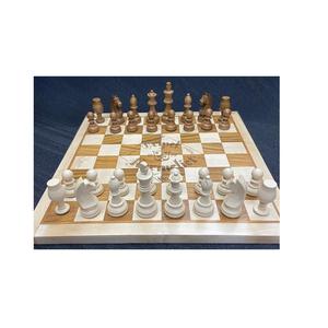 Jeu d'échecs en vinyle de luxe coloré avec pièces personnalisées et plateau en métal magnétique pour une utilisation en extérieur dans une boîte en bois personnalisée - Product Image 2