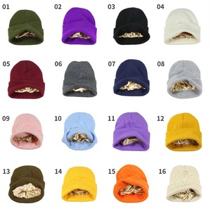 Bonnet unisexe durable en tricot à côtes fines, chaud pour l'hiver avec un style à la mode et un logo personnalisable. - Product Image 2