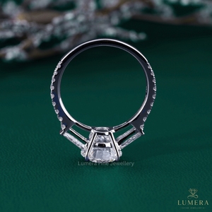 Bague de fiançailles de luxe en or massif avec diamant de laboratoire rond brillant et trois pierres latérales baguette coniques, certifiée IGI - Product Image 6