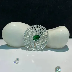 100% Acabado de calidad superior Chapado en plata Diamante americano CZ Zircon piedra de color elegante anillo de dedo para niña S
