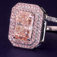 Anillo de compromiso de diamante Rosa elegante de corte brillante Diseño personalizado Ajuste de punta de oro rosa de 18 quilates Diamante cultivado en laboratorio Tercero