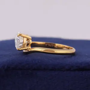 Bague incurvée en diamant de laboratoire taille brillant de 2,50 carats, certifiée IGI, or jaune 14 carats - Product Image 2