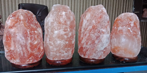 Lámpara de Sal Natural con Diseño Floral Tallado a Mano para un Atractivo Estético - Product Image 3