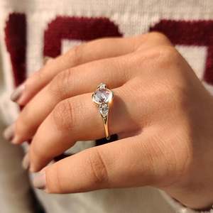 Anillo de Compromiso con Diamantes de Corte Redondo en Forma de Rosa, Engaste en Bisel, Hecho a Mano, Certificado IGI, Claridad VS, 1.50 mm - Product Image 3