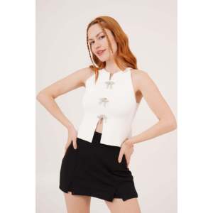 เสื้อผู้หญิง Lustrin สีขาวแบบไม่มีแขน ดีไซน์หรูหรา ประดับด้วยโบว์ติดเพชร เหมาะสำหรับขายส่งและขายจำนวนมาก - Product Image 3