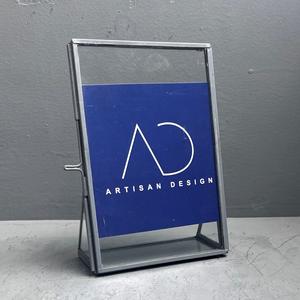 Juego de 2 marcos de fotos de mesa, de metal, hierro y vidrio con acabado gris. - Product Image 1