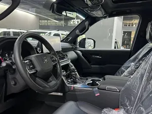2026 LAND CRUISER 300 SERIES Faible kilométrage Moteur en excellent état Transmission automatique Toit panoramique Éclairage Prêt à être expédié - Product Image 3