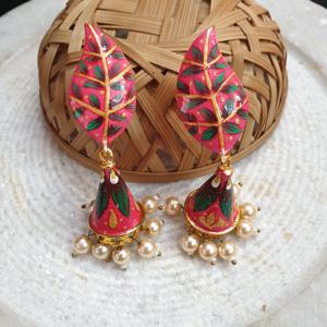 Boucles d'oreilles Jhumki peintes à la main rose foncé principalement en alliage de zinc - Product Image 4
