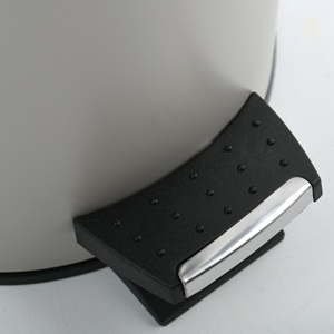 Cubo de Basura con Pedal ADONIS, Color Taupe Mate, 5L - Product Image 4