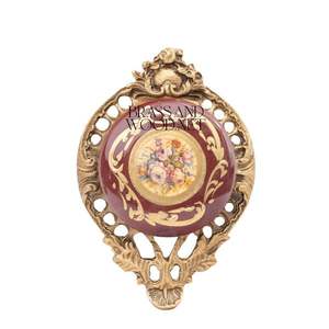 Cadre orné décoratif en laiton antique avec bouquet floral en porcelaine peinture fond rouge oeuvre vieillie vintage décor à la maison - Product Image 1