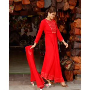 Abaya élégante en rayonne douce à col rond, longue et à coupe évasée, de couleur rouge rose, pour femmes musulmanes du Moyen-Orient, pour un usage quotidien à la maison, 2024-2026 - Product Image 2