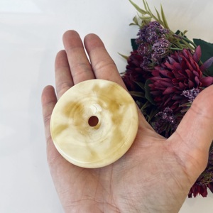 Colgante de Ámbar Báltico Amarillo y Blanco en Forma de Donut, Collar de Ámbar Natural Circular; Colgante Único de Ámbar Báltico en Forma de Donut - Product Image 2