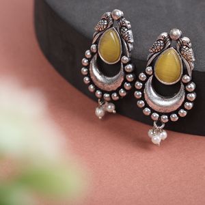 Boucles d'oreilles pendantes en forme d'oiseaux jaunes avec imitation perle et agate - Product Image 1