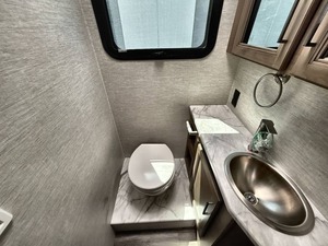 รถบ้านมือสองสภาพดี ปี 2023 รุ่น T h o r Freedom Traveler A28 คลาส A เครื่องยนต์เบนซิน - Product Image 2