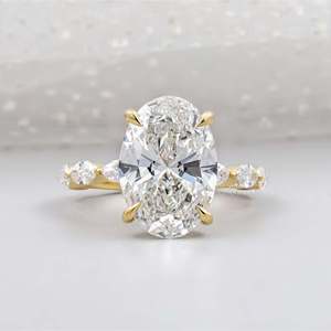 Anillo de compromiso con diamante de corte ovalado y halo oculto con piedras laterales marquise - Product Image 1