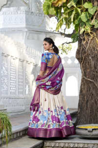 Ensemble Kalamkari Lehenga Choli en soie Dola de qualité supérieure avec tissage Zari et pompon Dupatta pour les acheteurs de mariages ethniques et de festivals - Product Image 6