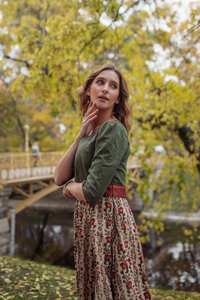 Vestido Floral Bohemio Estampado a Mano Hazel, Largo hasta la Pantorrilla, Verde Crema Marrón, Moda Ética - Product Image 3