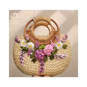 ARTÍCULO SUPERIOR Bolso de Mano Hecho a Mano con Asa de Jacinto de Agua de Vietnam, Diseño de Loto Azul, Venta al por Mayor - Product Image 1