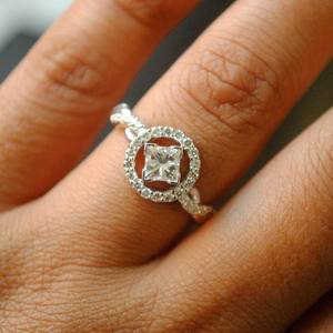 แหวนหมั้นเพชรทรงปรินเซสคัท 2 กะรัต แบบคลาสสิก ประดับเพชรรอบวง ตัวเรือนทองคำแท้ 14K ฝังเพชรแบบพาเว่ เครื่องประดับเจ้าสาวชั้นดี - Product Image 6