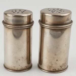 Moulin à sel et à poivre décoratif en laiton avec travail artisanal argenté poli miroir conçu pour les intérieurs décoratifs de salle à manger - Product Image 3