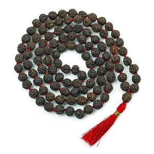 Collier de prière Mala 5 Mukhi Rudraksha 108+1 perles naturelles Panchmukhi certifiées en laboratoire pour la méditation Jaap Puja avec pompon rouge - Product Image 5