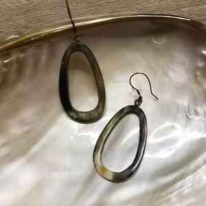 Juego de 2 Pares de Aretes de Cuerno de Búfalo con Diseño Redondo Único, Aretes de Cuerno de Color Blanco, Artesanía Natural - Product Image 3