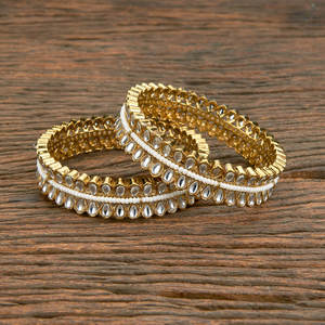 Bracelets classiques indo-occidentaux avec perle d'imitation plaquée Mehndi et réglage circulaire pour les occasions de mariage et de festival - Product Image 1