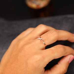 Dainty Ribbon Formes Cross Over Band Ring Round Cut Lab Grown Diamond Ring 14K Solid Gold Bague de fiançailles de mariage pour les femmes - Product Image 4