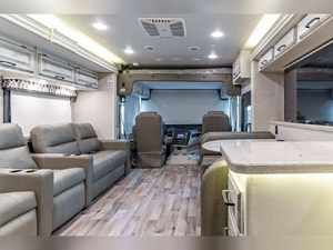 รถ SUV ครอบครัวราคาประหยัด ปี 2021 รุ่น XL 36C มาตรฐานไอเสียยูโร 4 รองรับผู้โดยสาร 4-6 คน สีขาว เครื่องยนต์ 4.5 ลิตร เกียร์อัตโนมัติ หลังคาพาโนรามา - Product Image 2