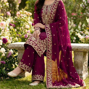 นำเสนอชุดเสื้อผ้าสตรีแบบใหม่ คอลเลคชั่นดีไซเนอร์ ชุดซัลวาร์ คามีซ งานปักหนัก ประดับด้วยเลื่อมและงานปักลาย  ประกอบด้วยเสื้อและกางเกงพร้อมผ้าคลุมไหล่ สำหรับงานปาร์ตี้ - Product Image 1