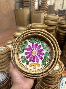 Plateau en rotin naturel fait à la main avec un centre en nacre pour servir et décorer la table à la maison, Vietnam - Product Image 4