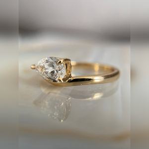 แหวนหมั้นเพชรทรงลูกแพร์ ดีไซน์เกลียวไขว้ ประดับทอง 10K 14K 18K เงิน แพลตตินัม  ผู้จัดจำหน่ายเครื่องประดับชั้นดีระดับโลก - Product Image 1