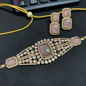 Ensemble de boucles d'oreilles élégantes en laiton plaqué or mat Polki Kundan bijoux à la mode pour les célébrations de mariage et d'anniversaire - Product Image 1