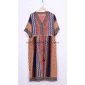 Maxi vestido relajado para vacaciones en la playa Boho Chic con detalles de flecos y cordón ajustable Fácil de llevar para eventos al aire libre - Product Image 5