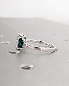 Radiant Cut Lab Moissanite Anillo de tres piedras Turmalina Piedra Corte Esmeralda Enrejado Ajuste Regalo - Product Image 3