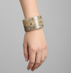 Bracelet en corne de buffle polie artisanal |   Manchette en corne classique avec incrustation de points en laiton |   Bijoux en os de corne naturelle de luxe - Product Image 3