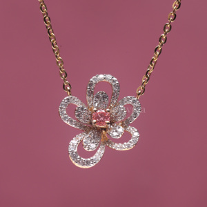 Pendentif floral en diamant rond cultivé en laboratoire certifié IGI en or rose/jaune et blanc 9 carats |   Collier de luxe en diamants fins - Product Image 3
