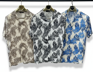 Chemise à manches courtes en satin à imprimé floral pour homme avec logo personnalisé, coupe décontractée, col en V, légère et respirante, idéale pour les vacances et la plage - Product Image 1